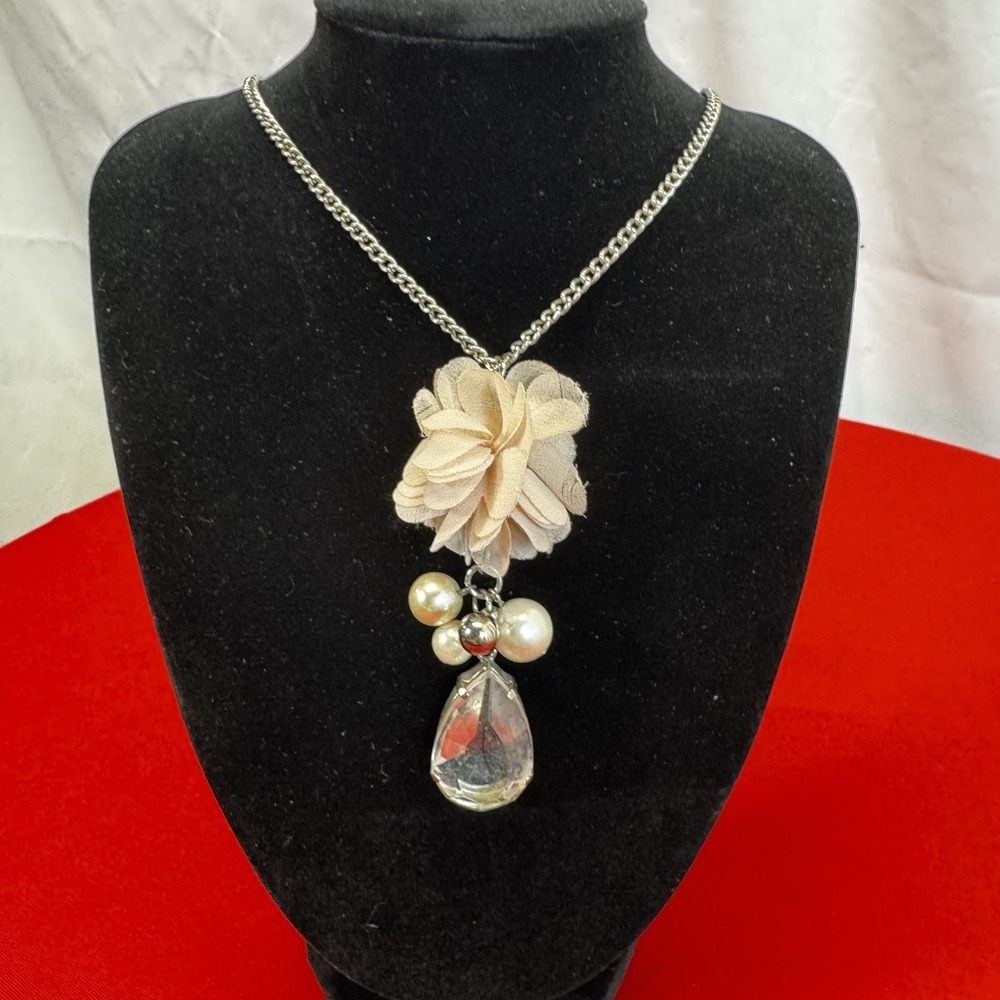 Silver Tone Charm Necklace With Faux Pearl, Pinkish‎ Flower